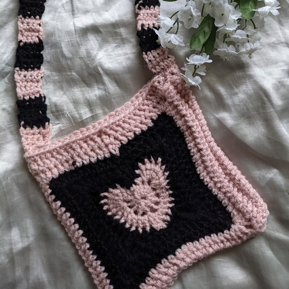 Crochet heart bag - Picture 1 of 2